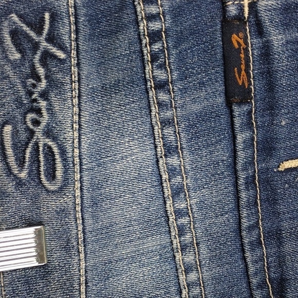 Seven7 Blue Medium Wash Whiskering Five Pocket Mid Rise Bermuda Jean Shorts - Picture 11 of 13